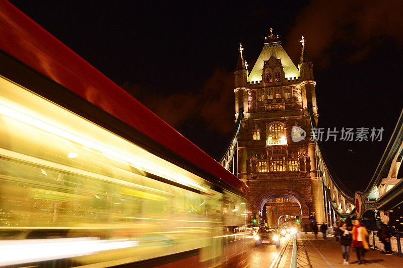 被照亮的伦敦塔桥在夜晚
