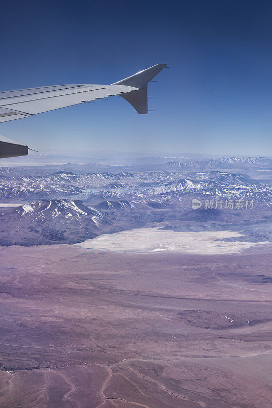 从上面看阿塔卡马沙漠和安第斯山脉