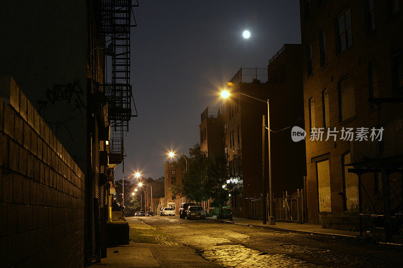 空无一人的布鲁克林小飞象后街满月夜