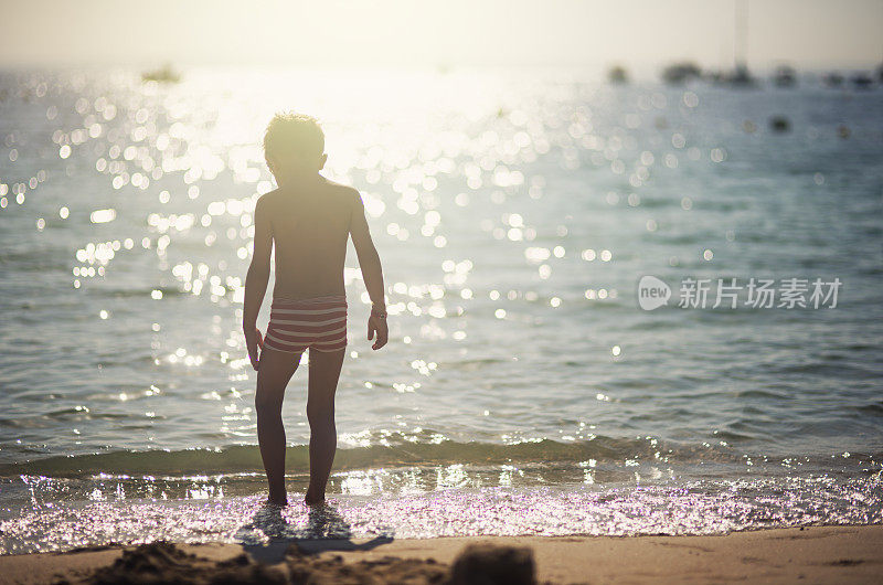 小男孩在海里走