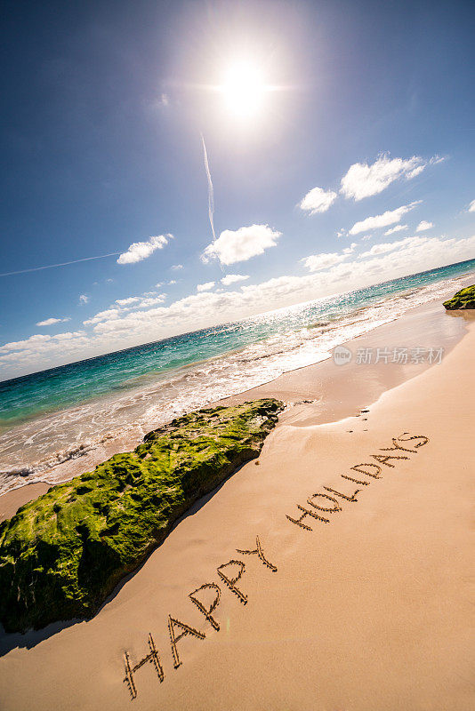 把节日快乐写在沙滩上，百慕大海滩