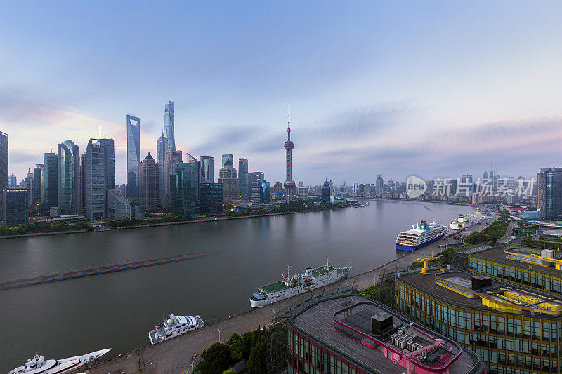 早上，上海城市的天际线
