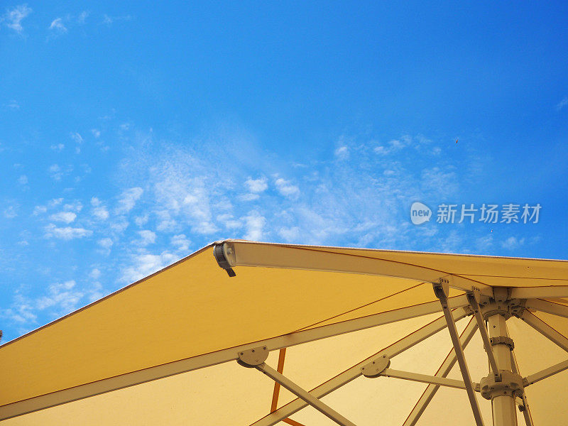 蓝天下的遮阳伞