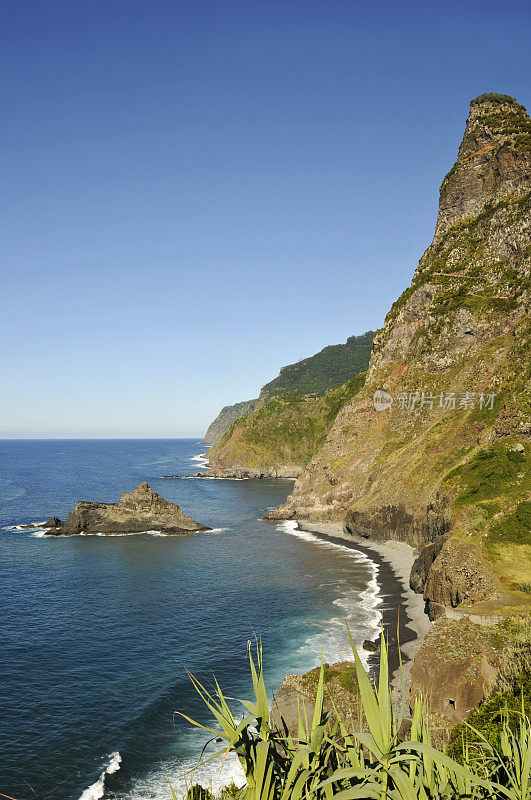 马德拉岛美丽的海岸线和绿松石般的海水