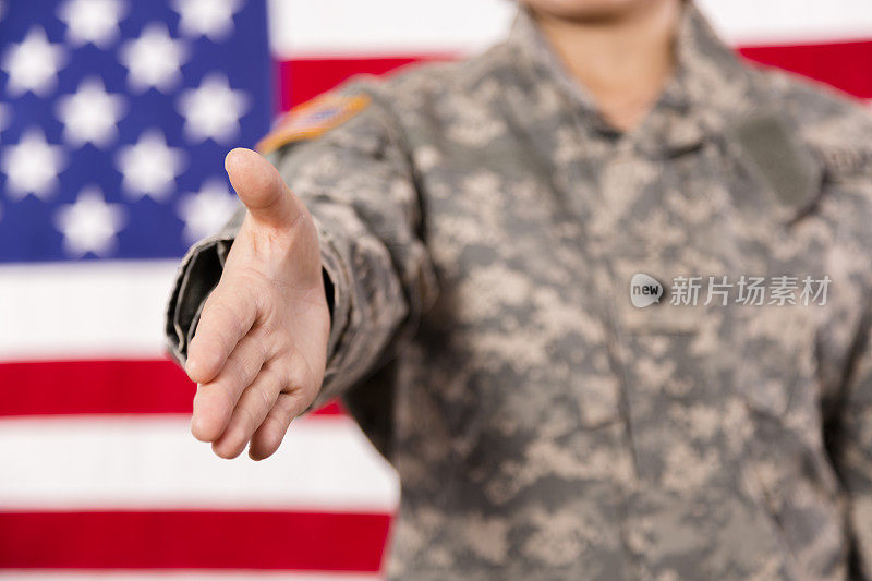 军人:军人伸出手来握手。