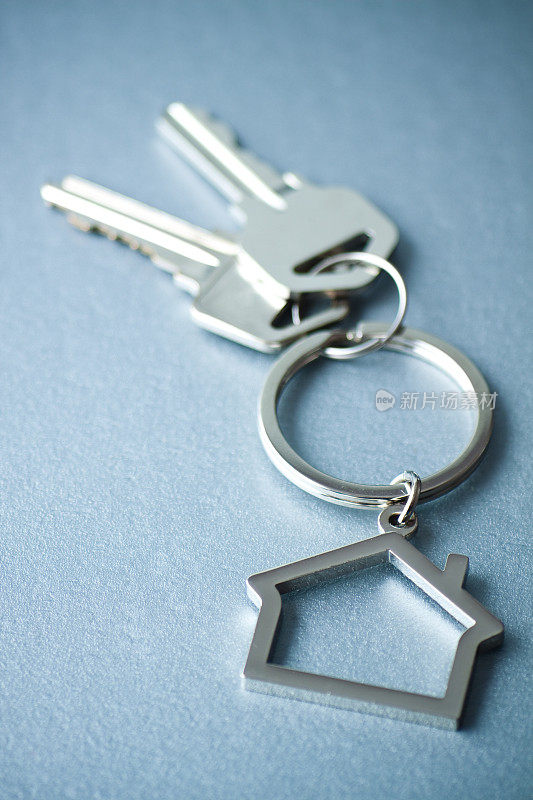 房子形状的钥匙链和钥匙