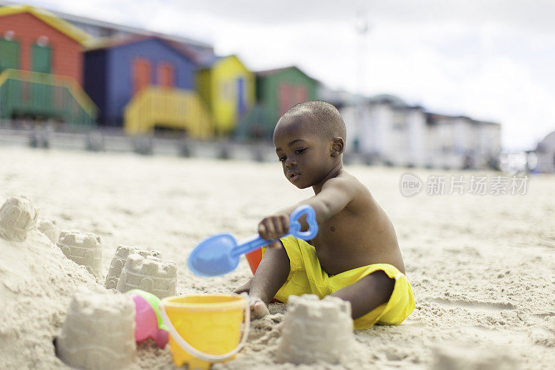 非洲幼童在沙滩上玩耍
