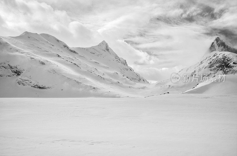 Jotunheimen国家公园里雄伟的冰雪覆盖的山峰