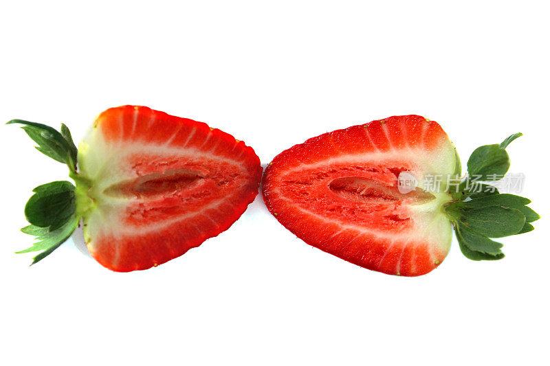 两个成熟的草莓切片，切成两半，白色背景