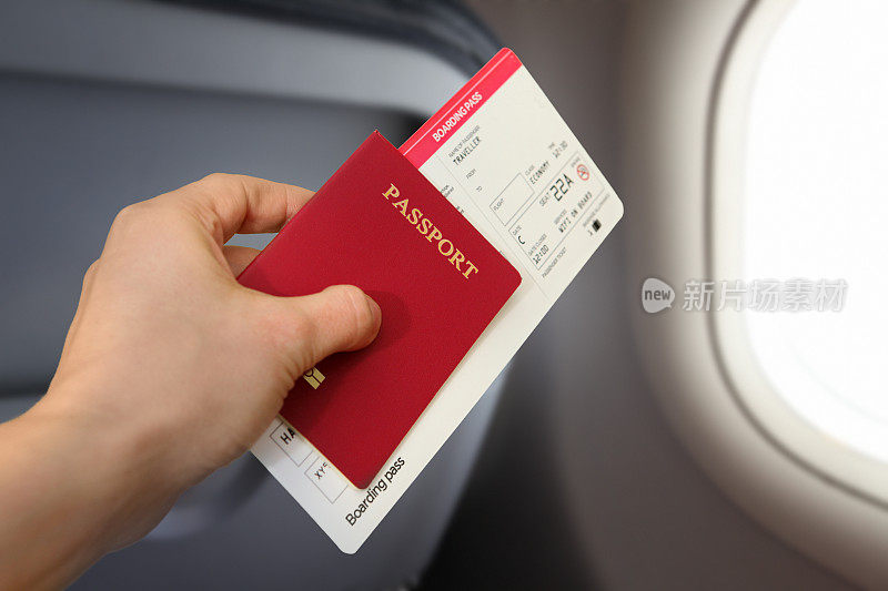旅客在飞机内，持有护照、机票、登机牌