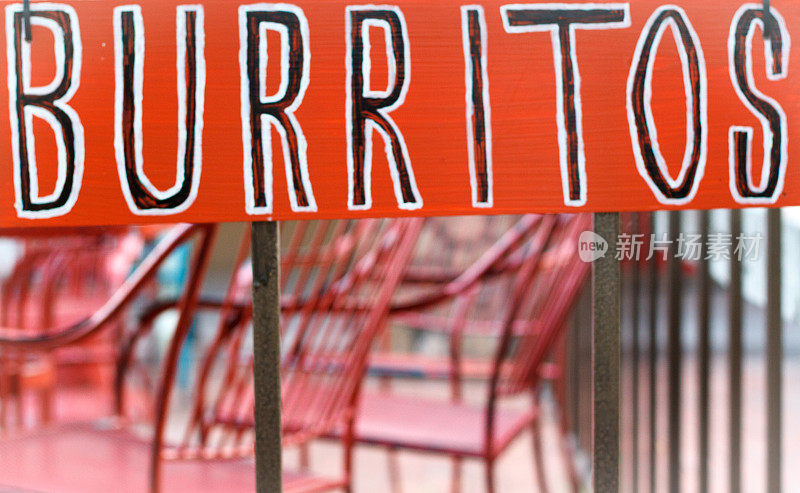 红色乡村“墨西哥卷饼”标志和红色户外椅子