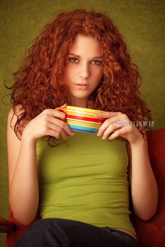 红发美女喝茶