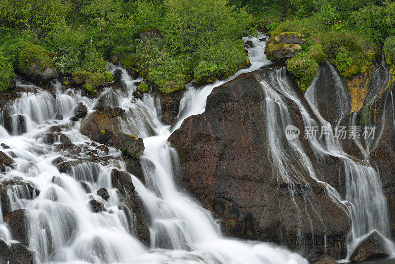 冰岛Hraunfossar和Barnafoss的瀑布