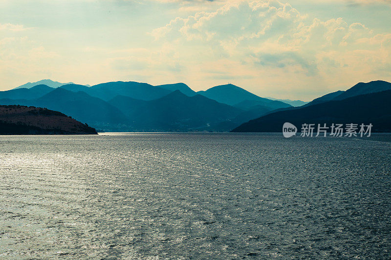 希腊伊庇鲁斯伊古门尼萨海湾的海景