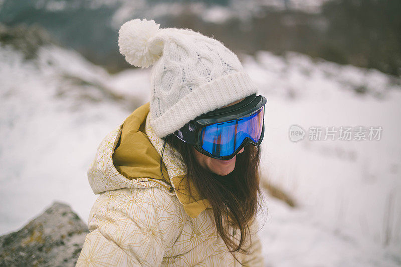 戴着面具滑雪的女孩