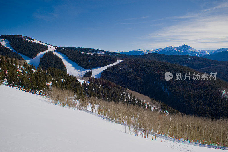 从山上的滑雪场观看