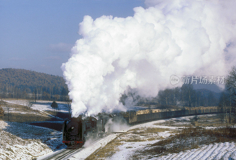 雪中的蒸汽火车，中国北方