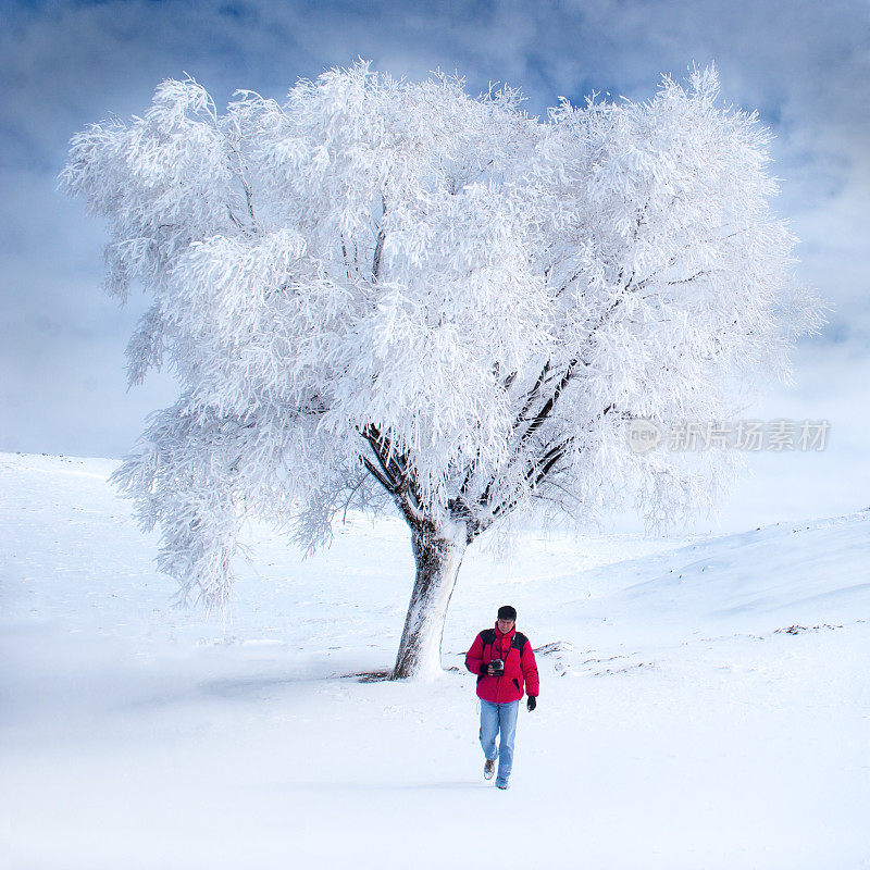 在雪地上行走的摄影师