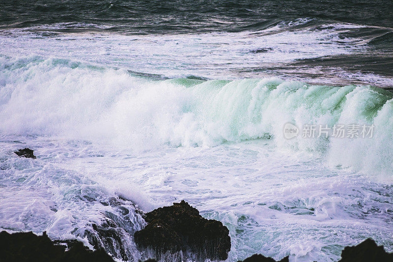 海浪拍打