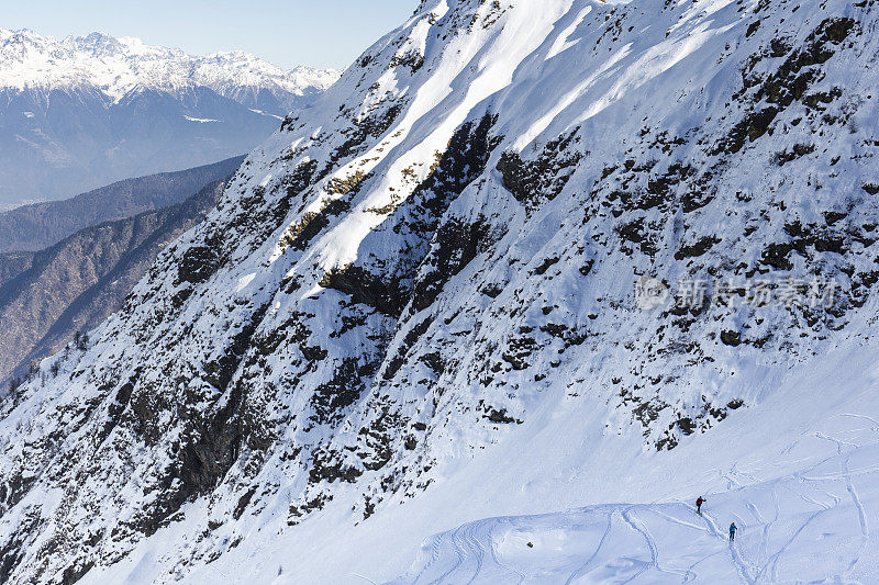 一对高山滑雪夫妇登上了顶峰