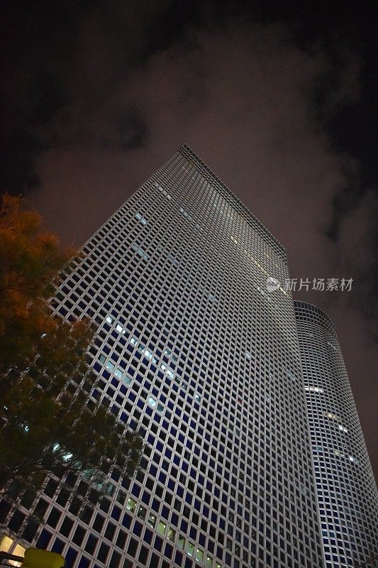 夜间的阿兹列里建筑，以色列特拉维夫阿兹列里中心