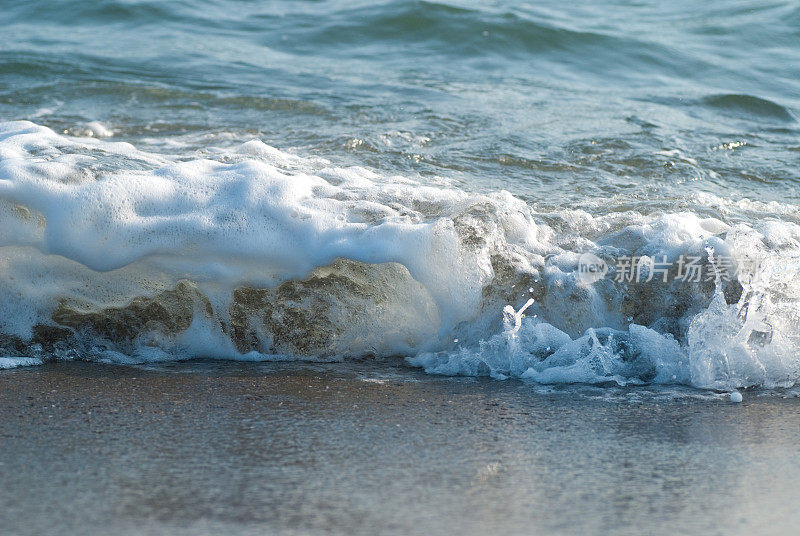 海浪冲击海滩