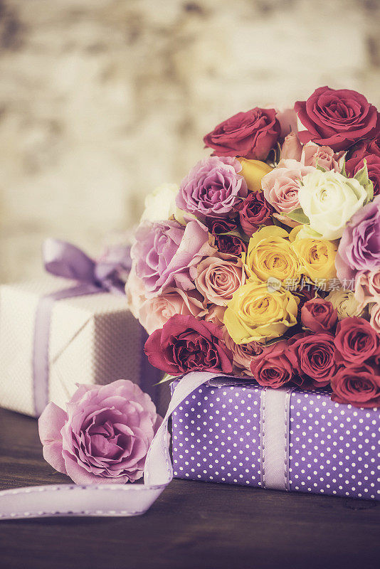 玫瑰花束和礼物。母亲节，生日或结婚礼物