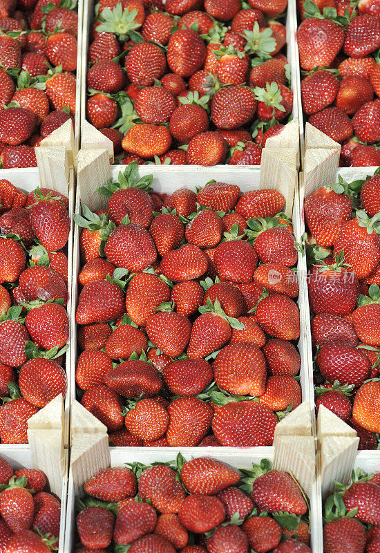 农民有草莓吗?年代市场。