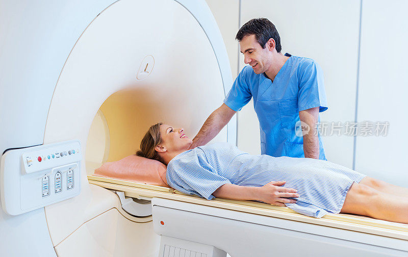 中年妇女正在做核磁共振扫描。