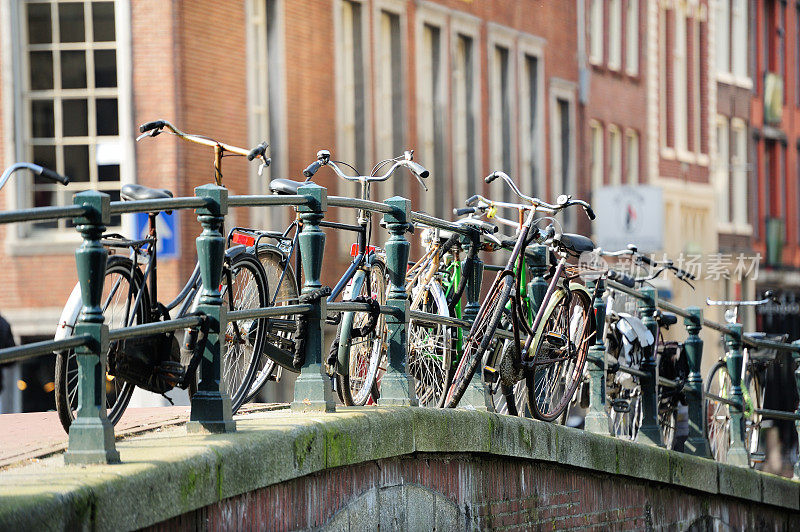 自行车停在阿姆斯特丹桥上，这是春天