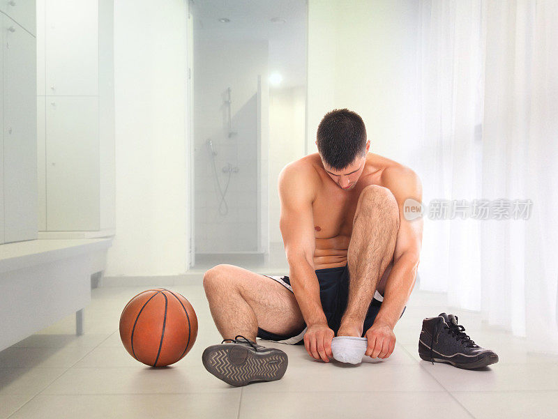 更衣室里有篮球运动员。