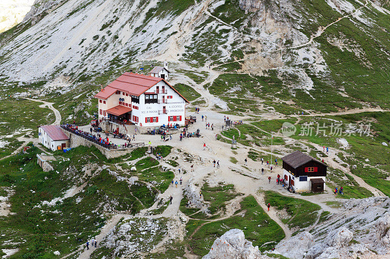 阿尔卑斯山小屋Dreizinnenhütte在塞克斯滕白云石，南蒂罗尔，意大利