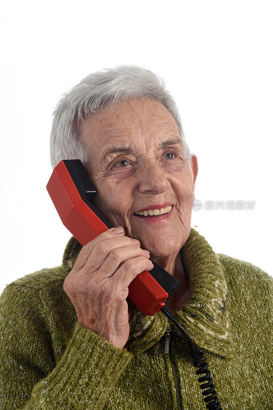 用旧电话打电话的女人