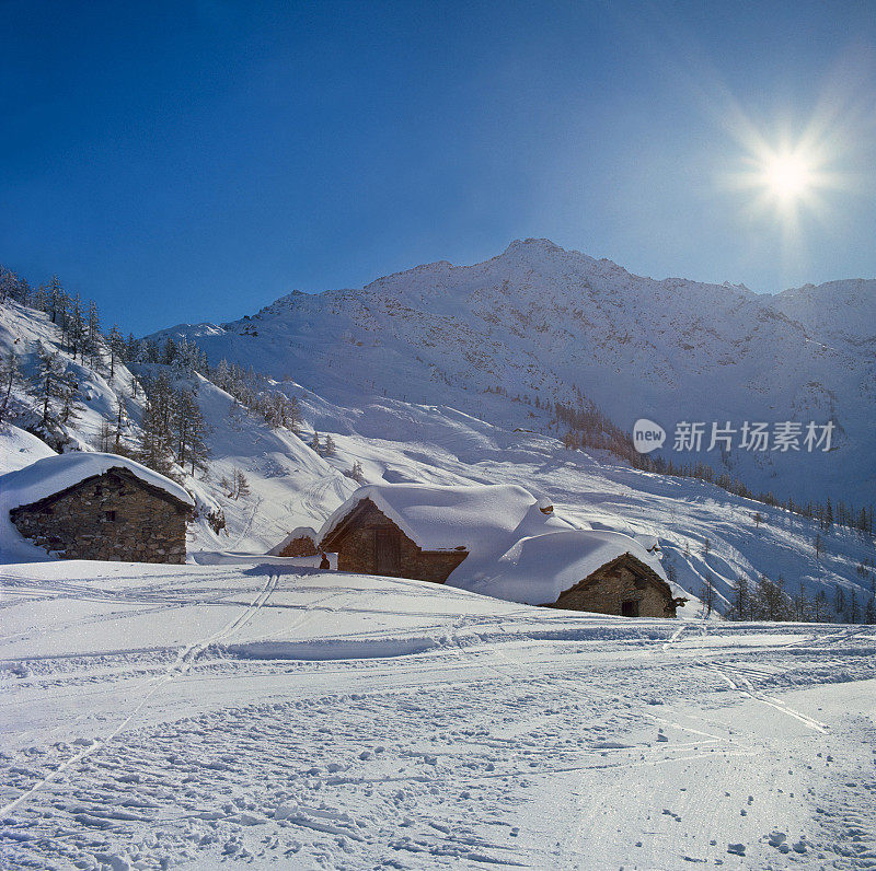 高山小屋覆盖着积雪，冬天，阳光明媚，景色美妙