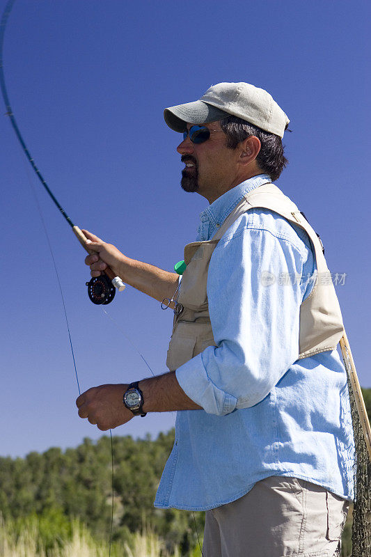 男人Fly-Fishing-vertical