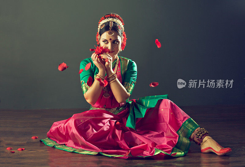 女孩跳古典印度舞库奇普迪。