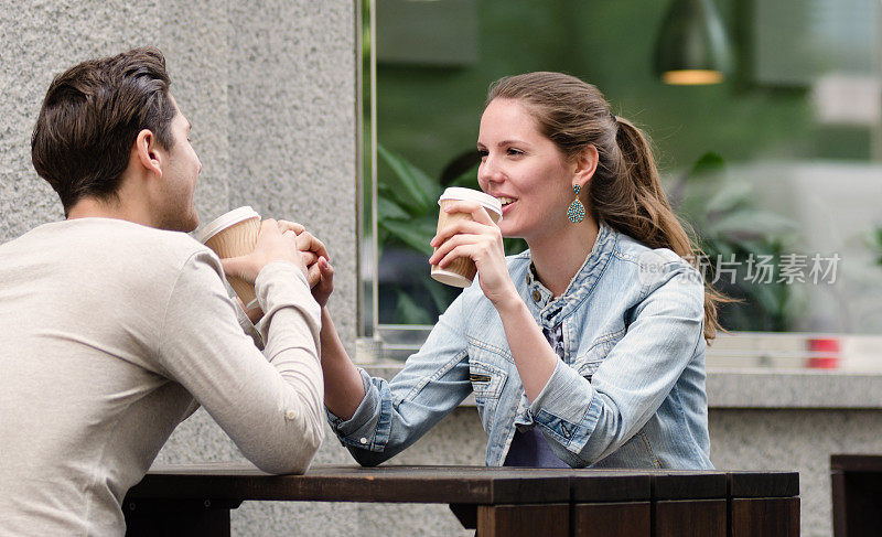一对年轻情侣在街头咖啡馆约会
