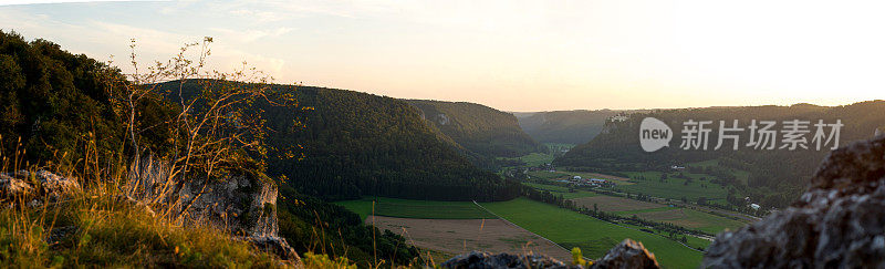 从上面俯瞰德国多瑙河上游自然谷的全景。