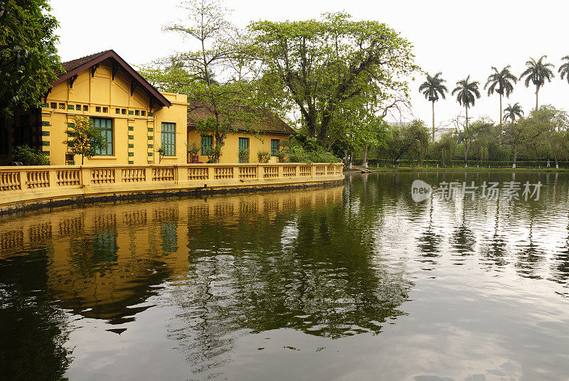 越南，河内，池塘上的黄房子