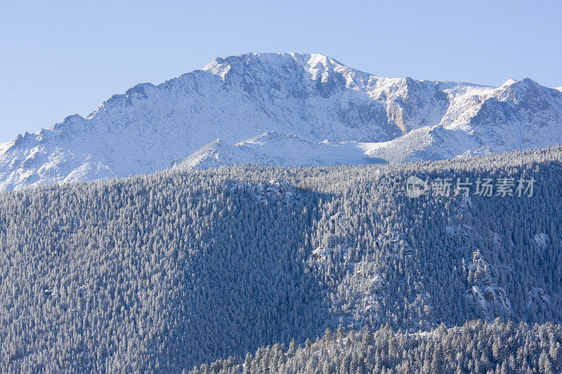 新雪中的派克峰