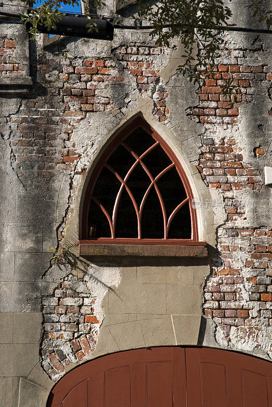 老砖房独特的窗户