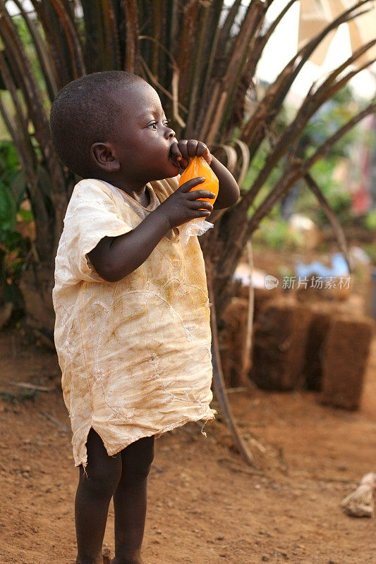 非洲幼童喝果汁