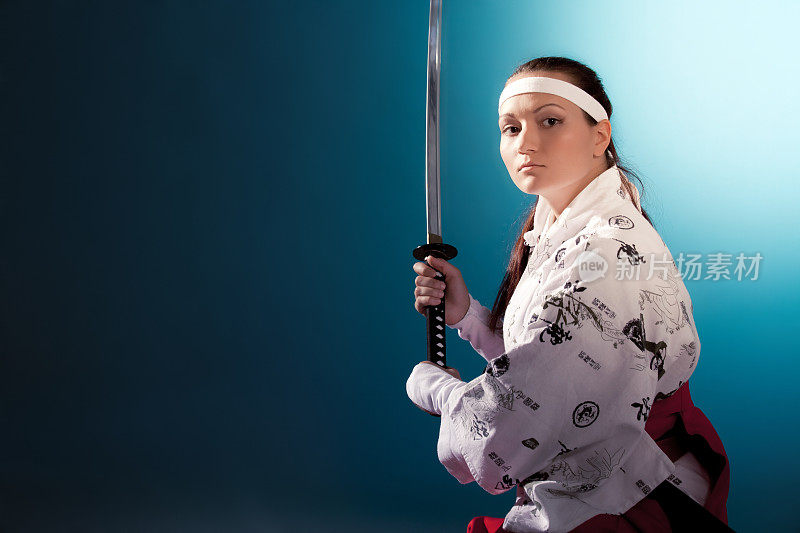 女武士在战斗姿态与武士刀