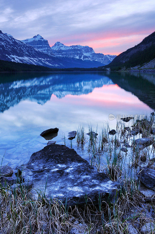 在加拿大落基山脉的水鸟湖中倒影的黄昏山景