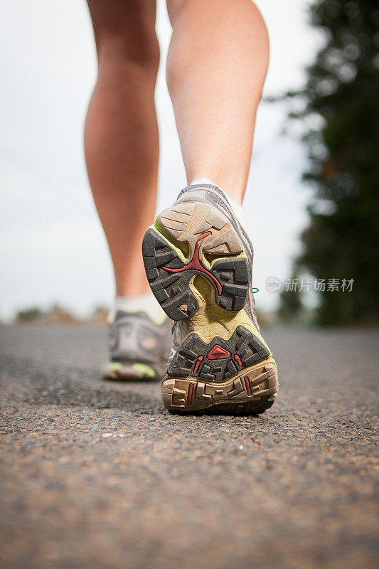 女运动员跑鞋的特写