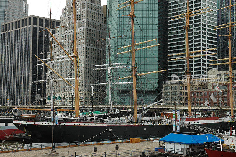 曼哈顿港的一艘高船