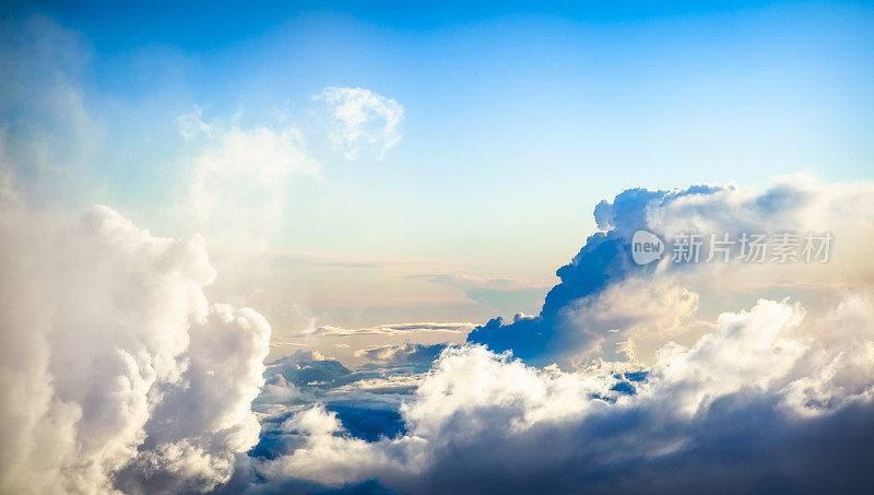 天空中云的低角度视图