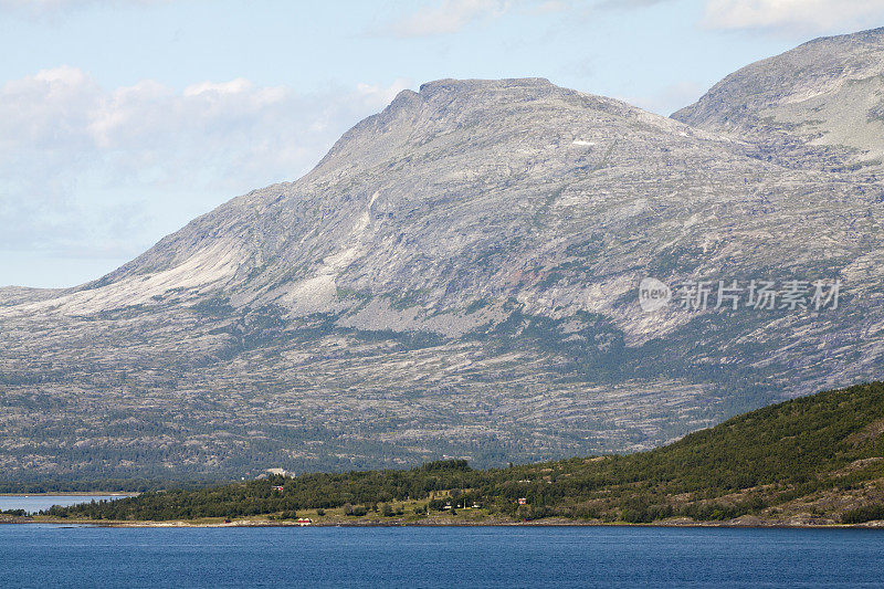 陡峭的山脉覆盖着挪威的定居点
