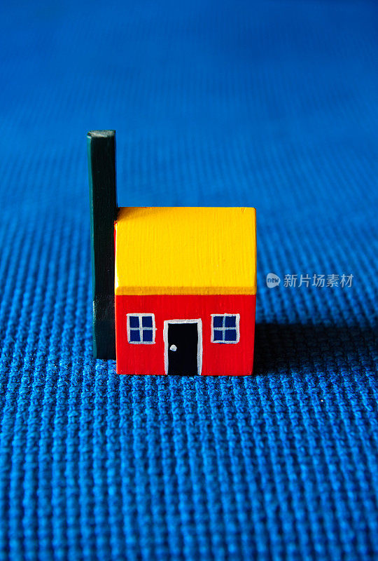 家庭小雕像模型房子黄，红，蓝背景