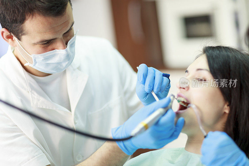 牙医为病人清洁牙齿